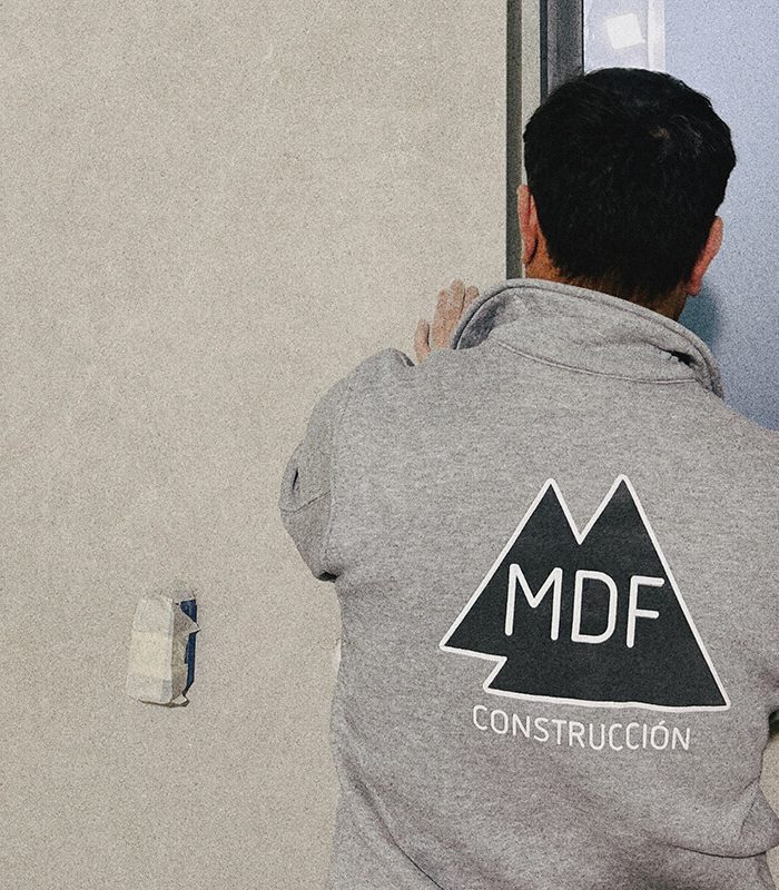 trabajador del equipo de MDF Construcción alicatando un baño