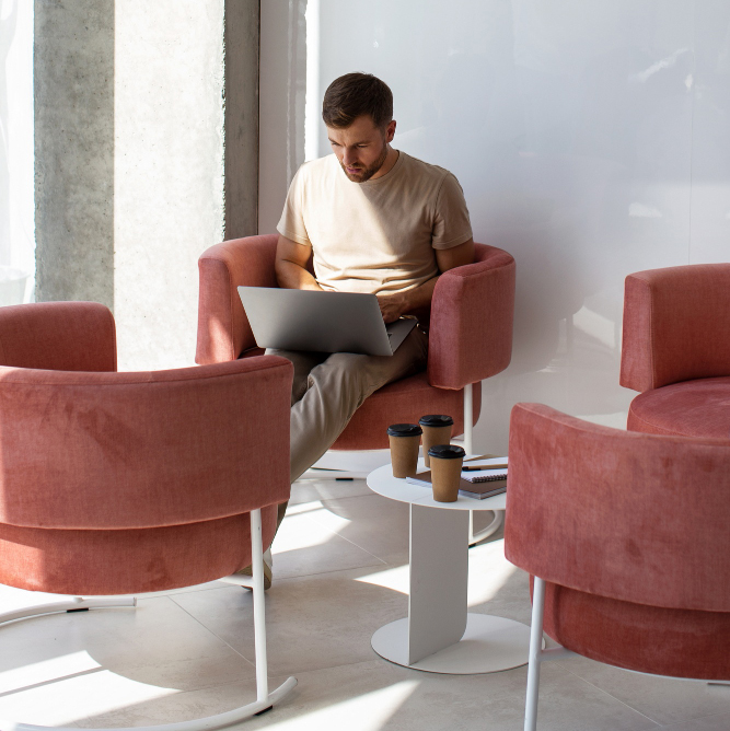 usuario en una oficina trabajando con un portatil